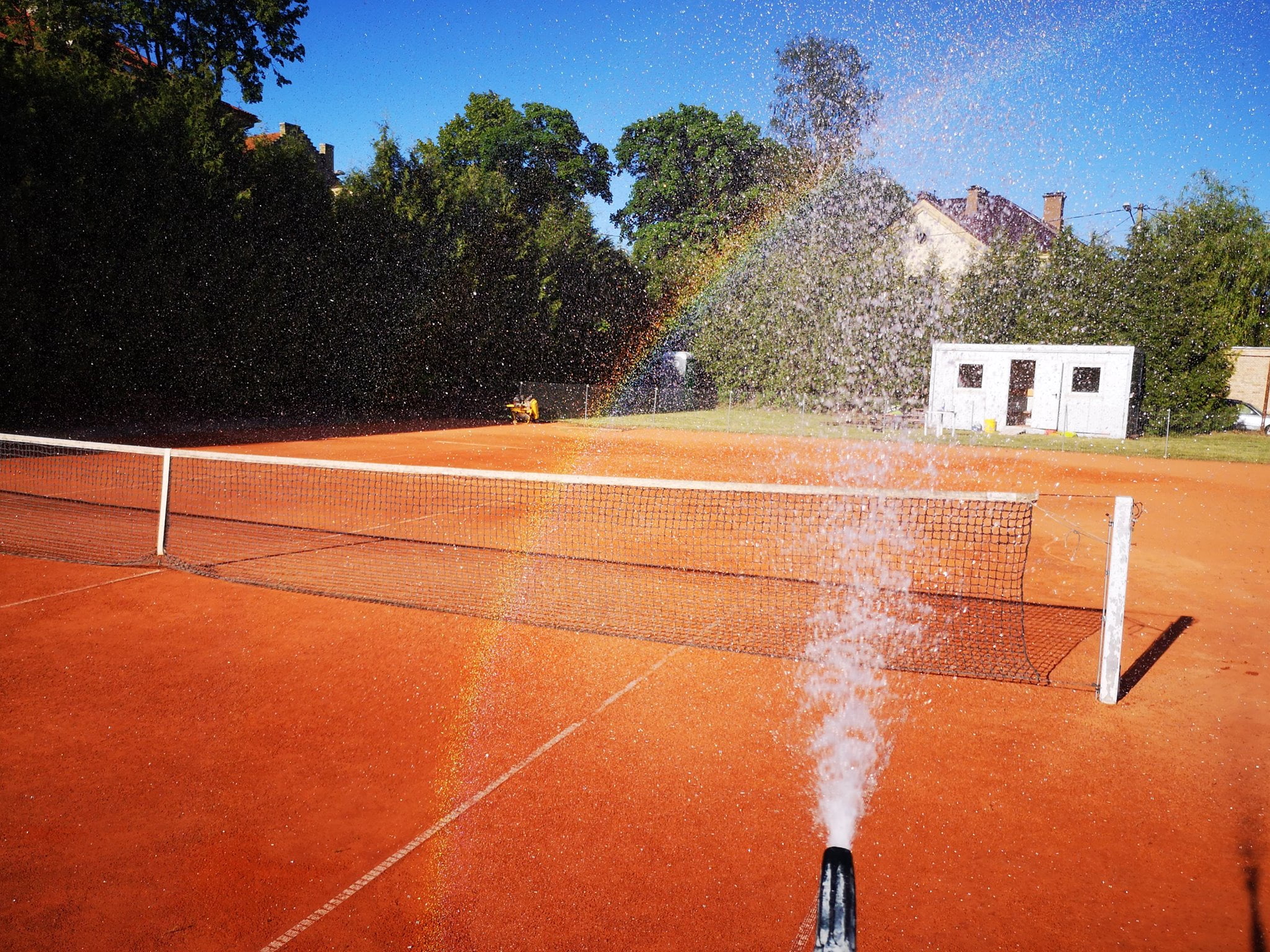 teniso aikštelės paruošimas. Laistymas